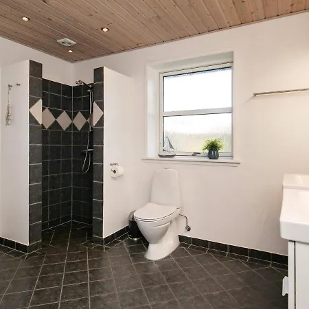 8 Person In L S Holiday home *